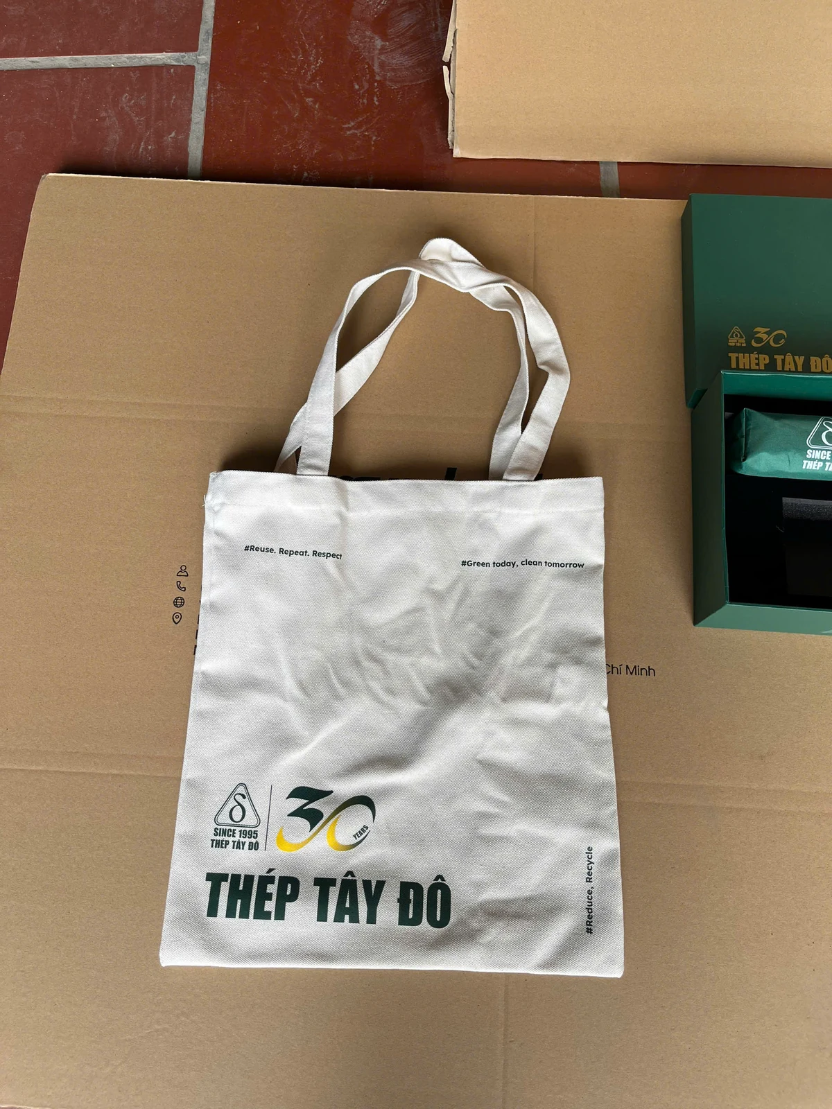 Túi trắng có nhận diện Thép Tây Đô, hai quai dài và mặt in trong ảnh thật.