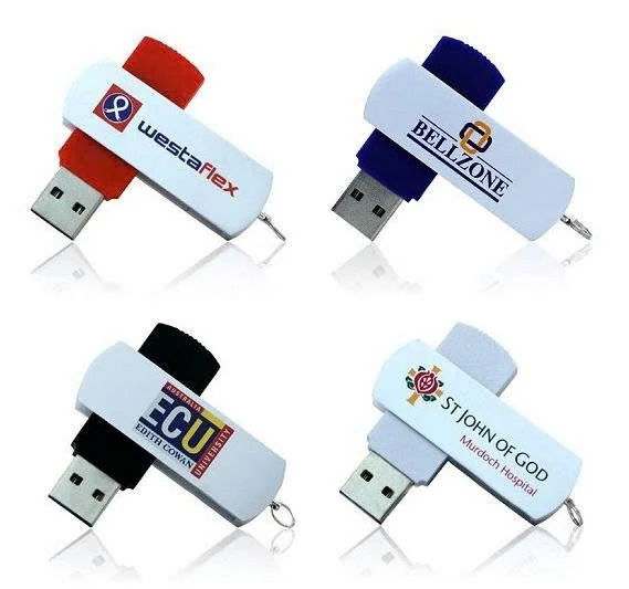 Bốn USB vỏ xoay với các màu và logo khác nhau trong ảnh nguồn.