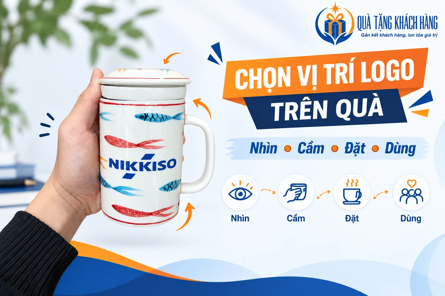 Banner chọn vị trí logo trên quà với cốc trắng hoa văn cá có logo NIKKISO và tư thế cầm.