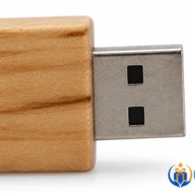 Góc cận đầu cắm và mép thân USB gỗ UGV 006