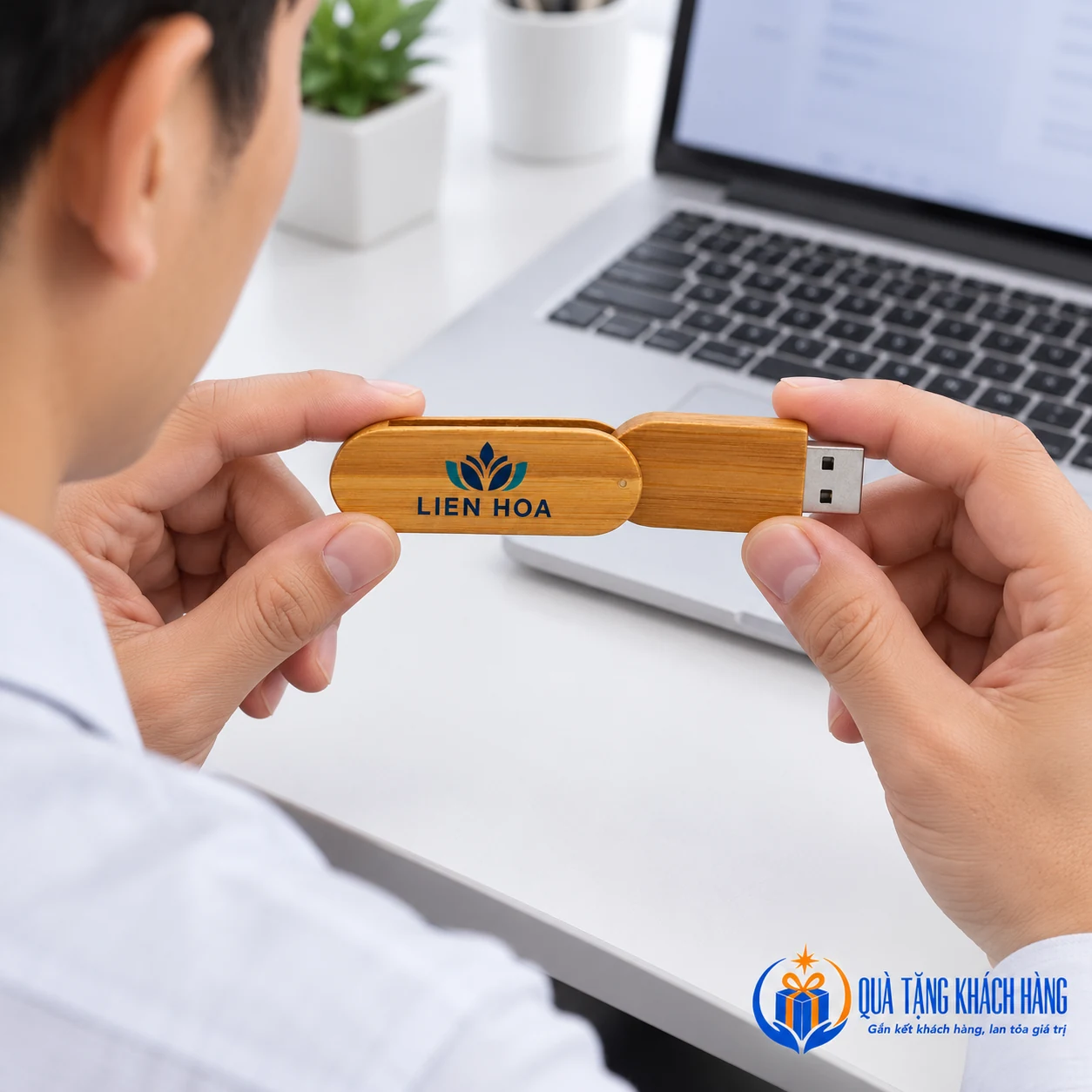 Minh họa cầm USB gỗ UGV 007 bên máy tính