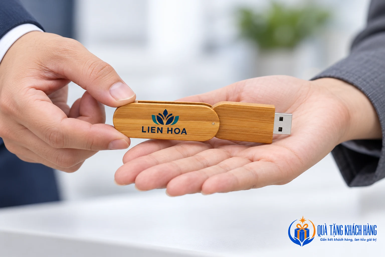 Minh họa trao USB gỗ UGV 007 cho người nhận