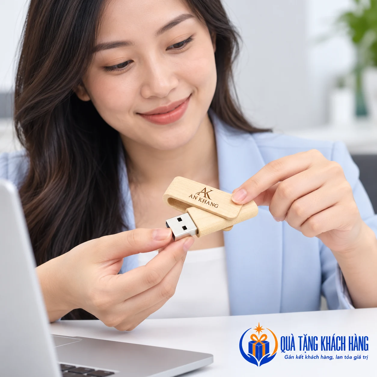 Minh họa dùng USB gỗ UGV 027 bên máy tính