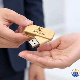 Minh họa trao USB gỗ UGV 027 cho người nhận