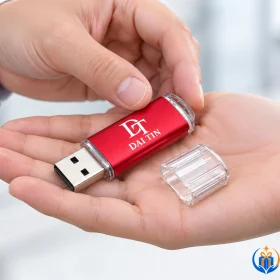 Minh họa trao USB UKV 024 đỏ cùng nắp trong